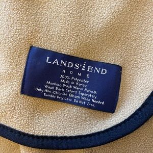 Blanket Lands’ End Marinac Fleece Throw NWT. Dark camel with black trim